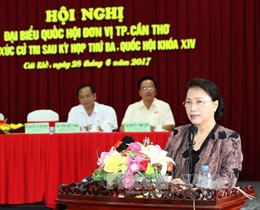 Chủ tịch Quốc hội Nguyễn Thị Kim Ngân tiếp xúc cử tri Cần Thơ